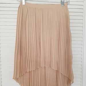 Pleated asymmetrical skirt.